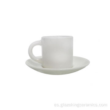 Copa de cerámica elegante para el té de la tarde